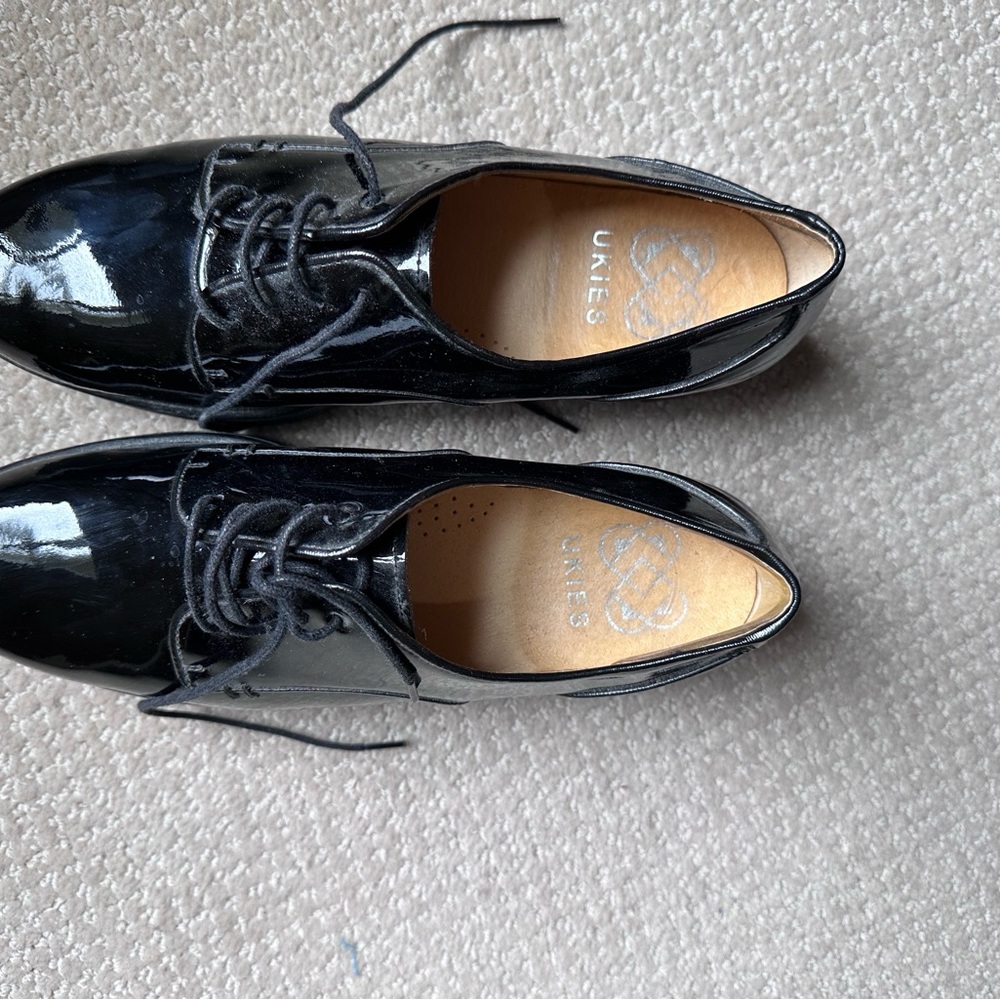 Ukies like new patent leather platform wedge